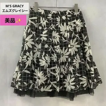 새상품급 엠즈 그레이시 모노톤 플라워 플레어 스커트