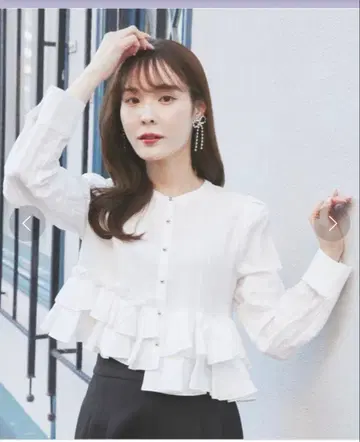 CELFORD 비대칭 페플럼 프릴 블라우스