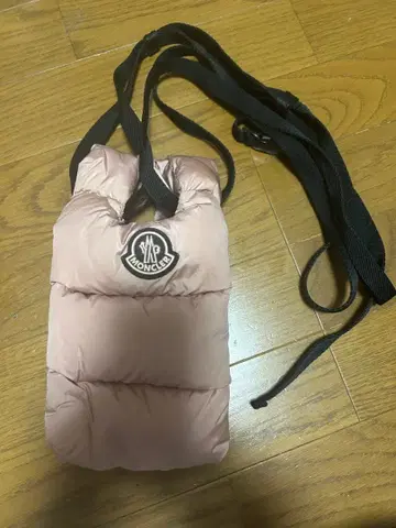 MONCLER 핑크 다운 숄더백 스마트폰 파우치