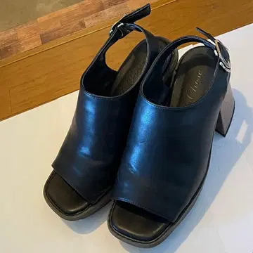 블랙 오픈토 샌들