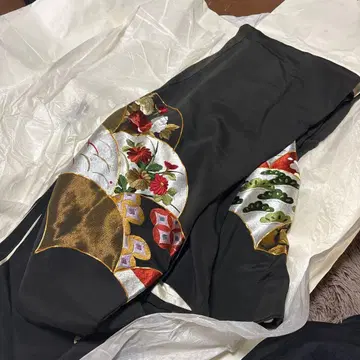 검정 토메소데 꽃무늬 금실 자수 실크