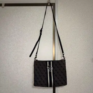 GUESS 블랙 스트라이프 숄더백