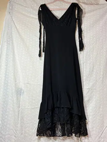 블랙 V넥 드레스 레이스 밑단 포함