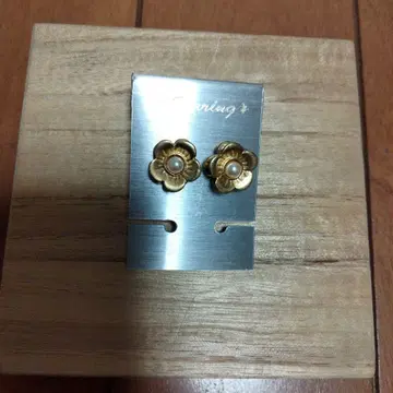 꽃 모양 진주 장식 귀걸이