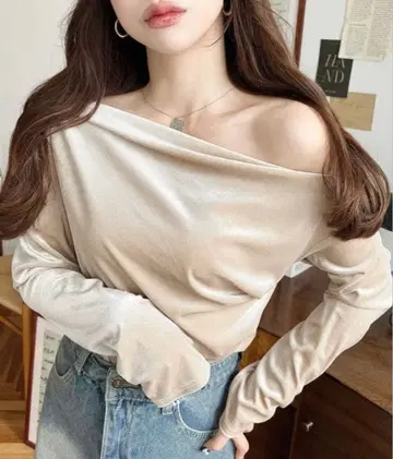 moment+ 모먼트플러스 샤이니 벨로아 원숄더 드레이프 풀오버