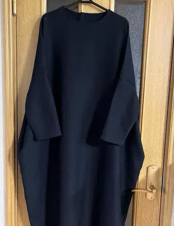 나츄란 CASSURL 코쿤 실루엣 원피스 블랙