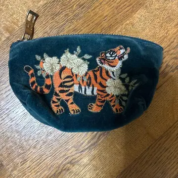 엘리자베스 스칼렛 파우치