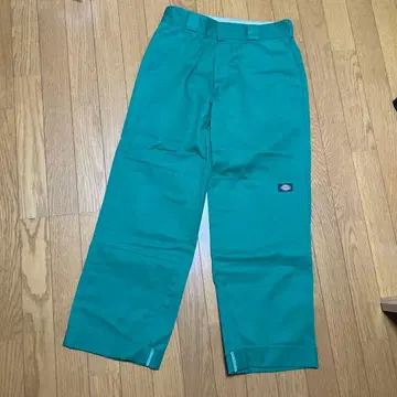 그린 컬러 워크 팬츠 사이드 포켓 포함