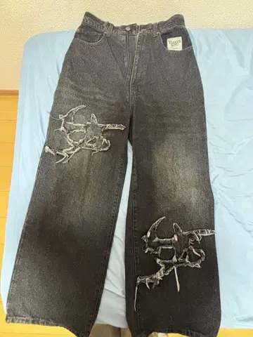 데미지 가공 블랙 스트레이트 데님