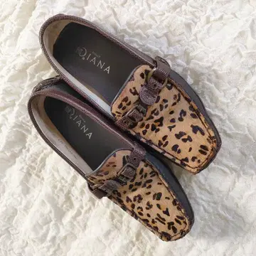 DIANA 송치 레오파드 무늬 퍼 소재 로퍼