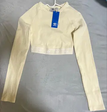adidas 크림색 크롭 긴팔 티셔츠