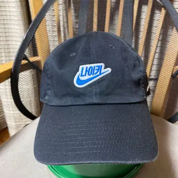 한국 한정판 NIKE 커스텀 캡.