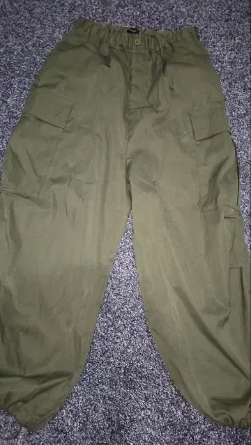 CONFIRM 올리브 그린 카고 팬츠 밴딩