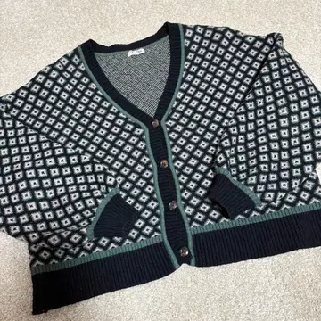 Chou Chou*레트로 패턴 개성 니트 가디건 숏 기장풍 실루엣 예쁨