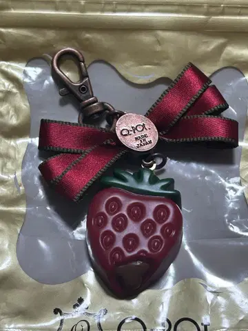 Q-pot. 스트로베리 가나슈 리본 백참