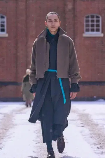 올리브색 지퍼 달린 자켓