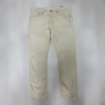 타미 힐피거 화이트 치노 팬츠 가죽 라벨 부착