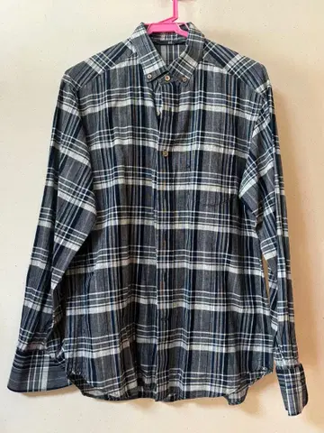 네이비와 화이트 체크 무늬 긴팔 셔츠