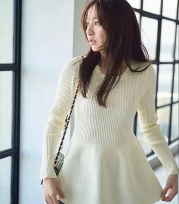 내추럴 뷰티 베이직 페플럼 형태 니트 23AW