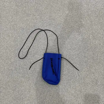 나일론제 파랑 숄더백