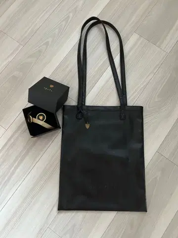 아가트 2025 윈터 컬렉션 토트백 반지 케이스