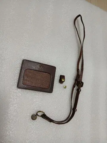 genten 브라운 가죽 패스 케이스 [거의 새 상품] [고장 있음]