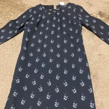 다크 그레이 플라워 프린트 긴팔 원피스