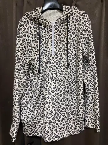 MILKBOY 레오파드 무늬 하프 지퍼 후드티