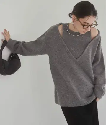 ANGIE 페이크 레이어드 V넥 니트 완판템 오프숄더 그레이