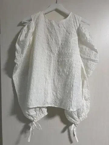 화이트 벌룬 슬리브 블라우스