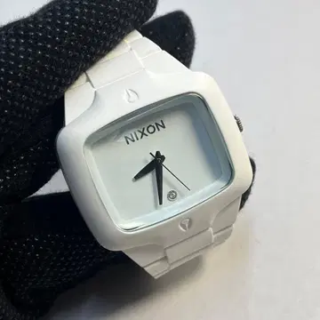 NIXON 화이트 스퀘어 쿼츠 손목시계