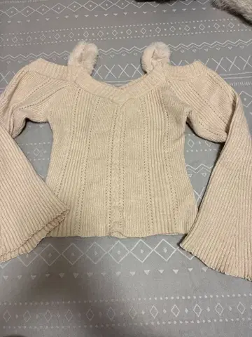 EATME 이토미 인조 모피 숄더 니트 TOP