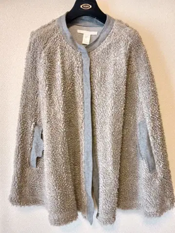 복슬복슬한 니트 소재의 그레이 컬러 판초 코트