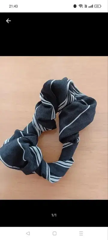 블랙과 화이트 스트라이프 스크런치