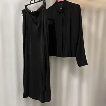 블랙 플리츠 자켓과 스커트 셋업