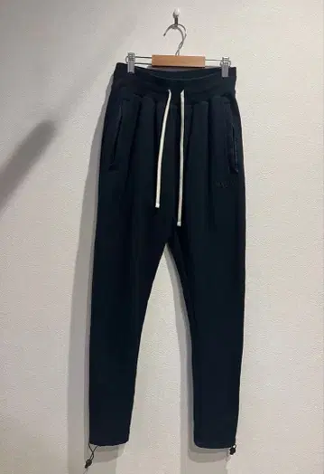 가격 인하 중 VANQUISH 블랙 조거 팬츠