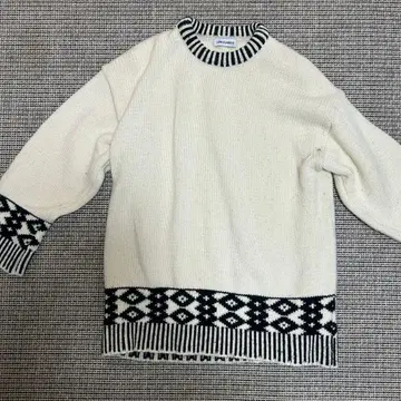 LOW CLASSIC 베이지 긴팔 니트 스웨터