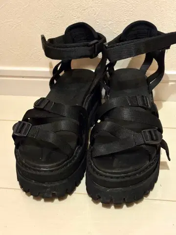 JEANASIS 블랙 샌들