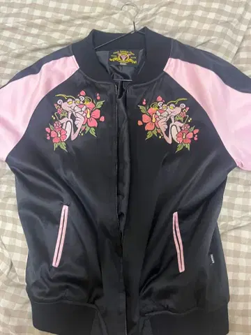 CHARMS 스카잔 블랙과 핑크 꽃 자수