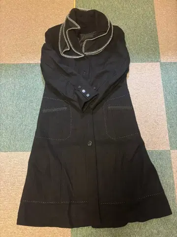 개성 있는 옷깃의 블랙 롱 코트