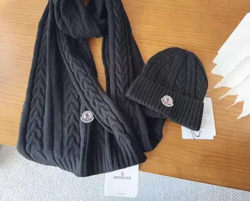 MONCLER 케이블 짜임 머플러와 니트 모자 세트
