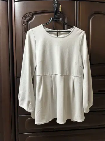 라이트 그레이 플레어 실루엣 긴팔 상의 40/L