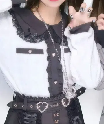 프릴 달린 긴팔 니트 화이트 블랙