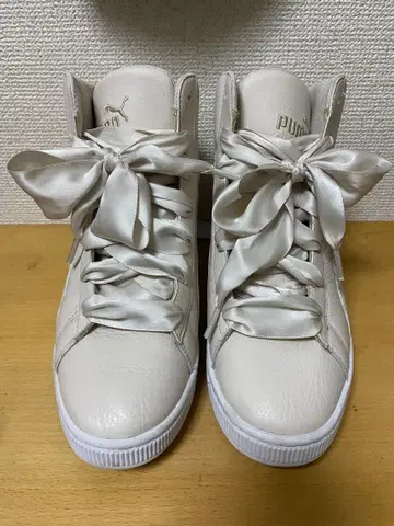 Puma 하이컷 스니커즈 크림 25cm