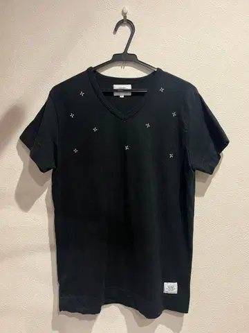 THE CRIMIE 블랙 V넥 T셔츠