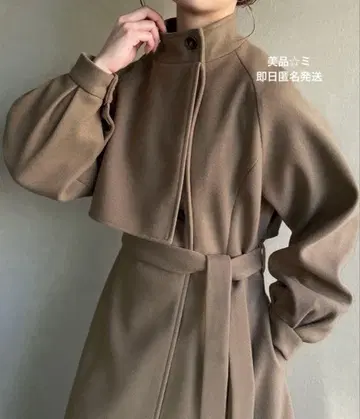 JUNOAH 스탠드 카라 플레어 롱 코트 다크 베이지