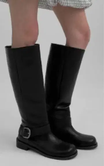 블랙 버클이 달린 롱 부츠