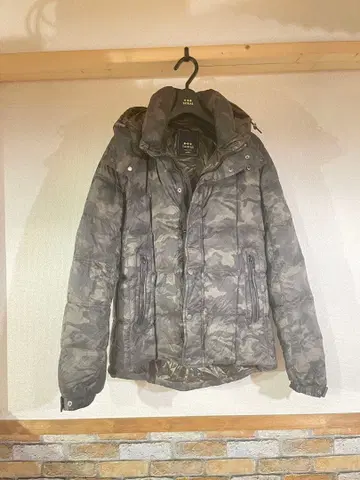 타트라스 후드 부착 카모 패턴 다운 자켓 새상품급