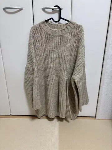 베이지 오버 사이즈 니트 스웨터