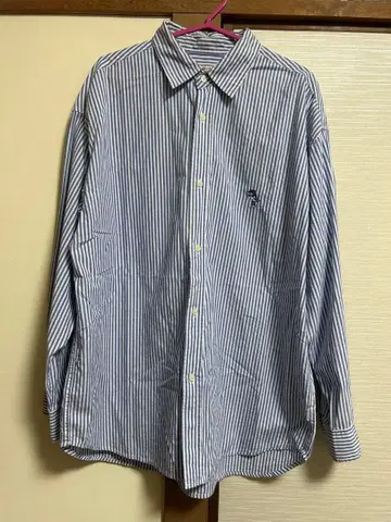 파랑과 화이트 스트라이프 긴팔 셔츠 원 포인트